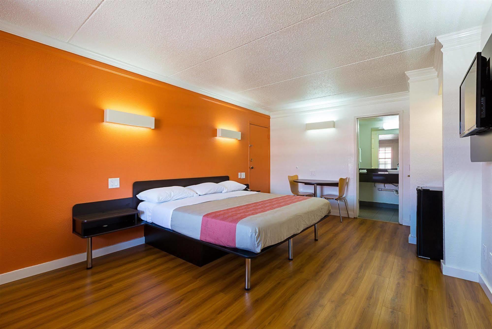 Motel 6-Dallas, Tx - Market Center Eksteriør billede