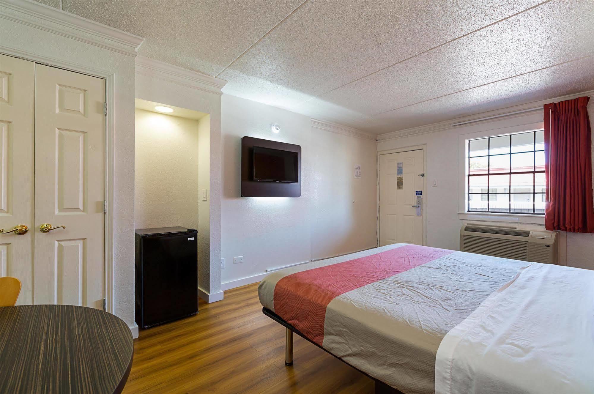 Motel 6-Dallas, Tx - Market Center Eksteriør billede