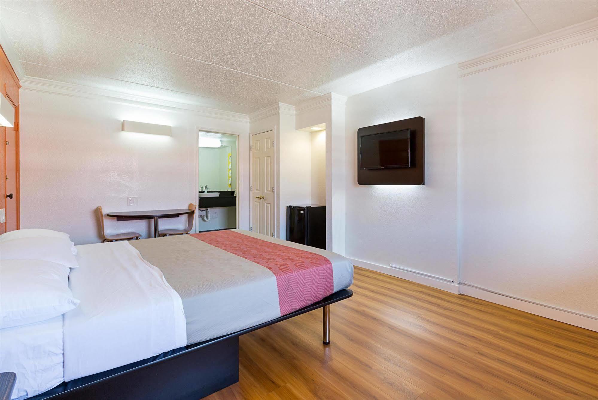 Motel 6-Dallas, Tx - Market Center Eksteriør billede