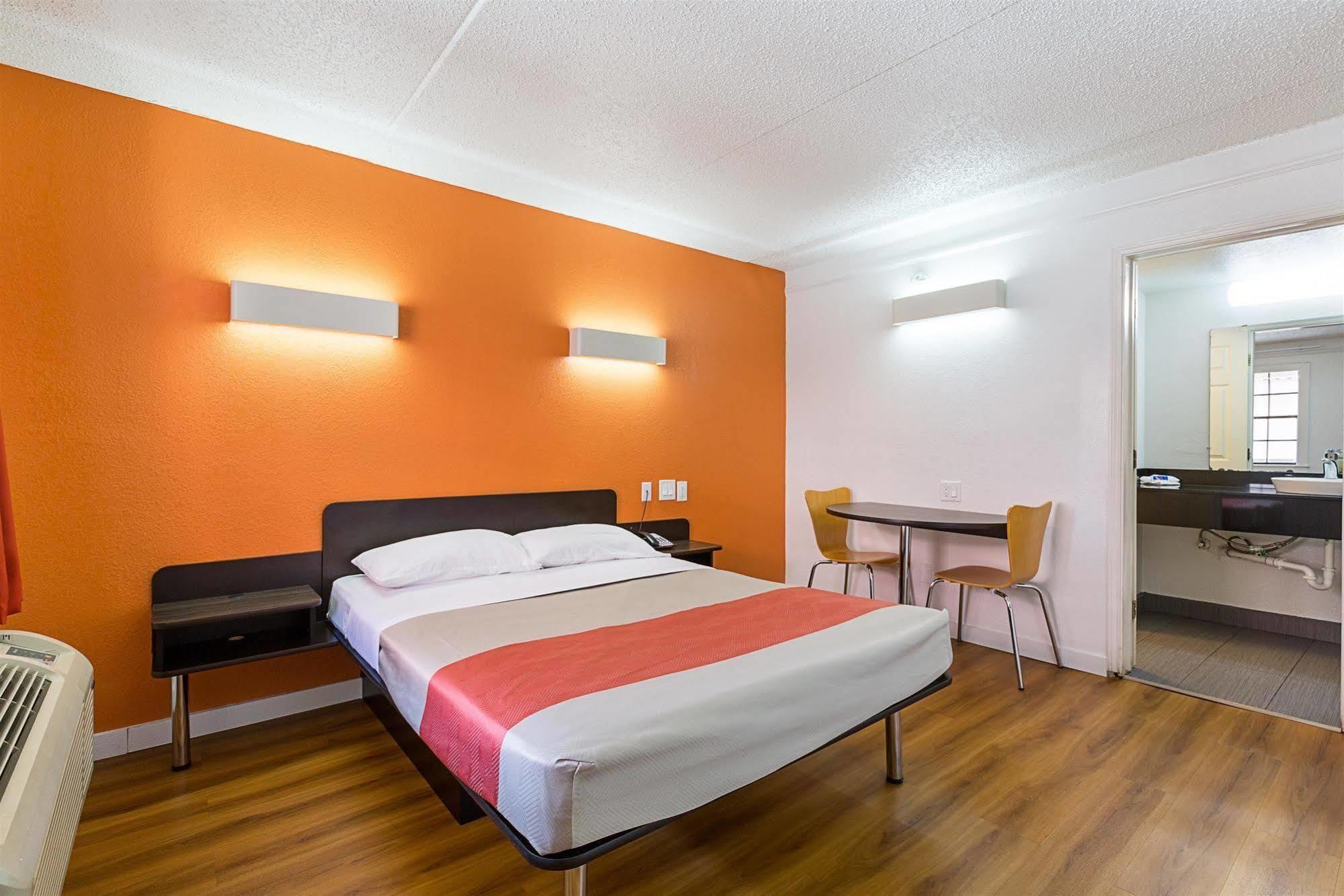 Motel 6-Dallas, Tx - Market Center Eksteriør billede