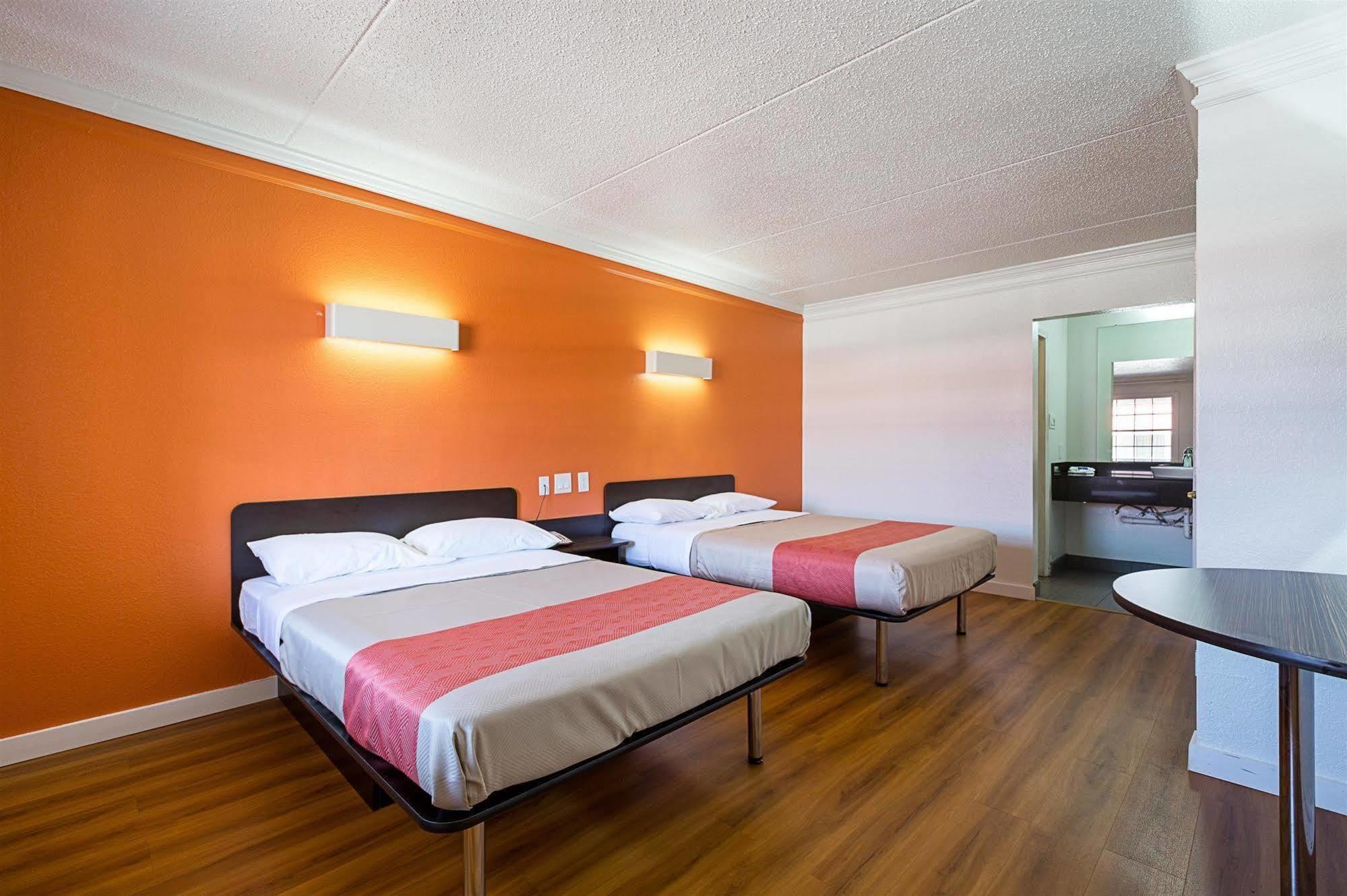 Motel 6-Dallas, Tx - Market Center Eksteriør billede