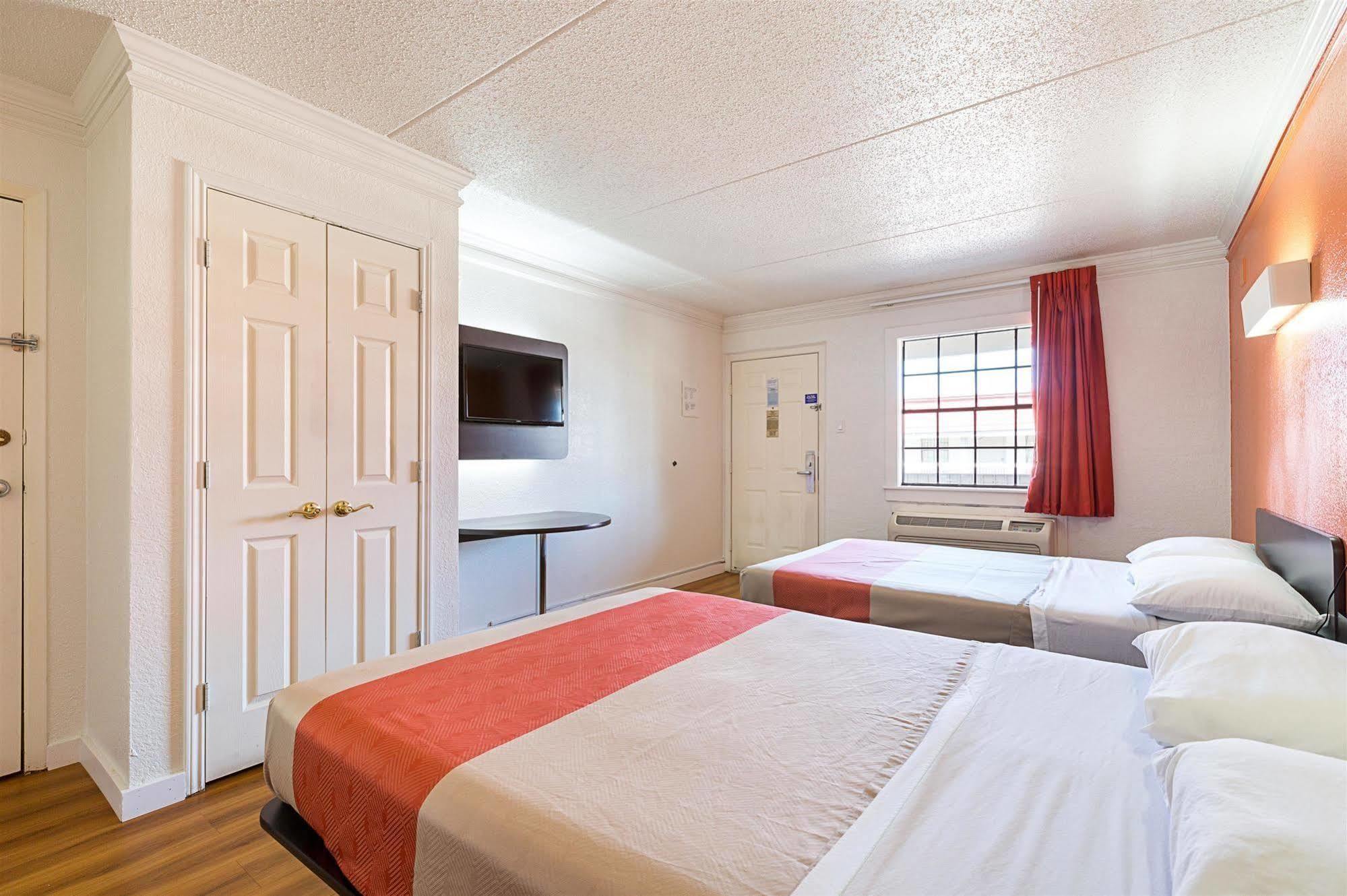 Motel 6-Dallas, Tx - Market Center Eksteriør billede