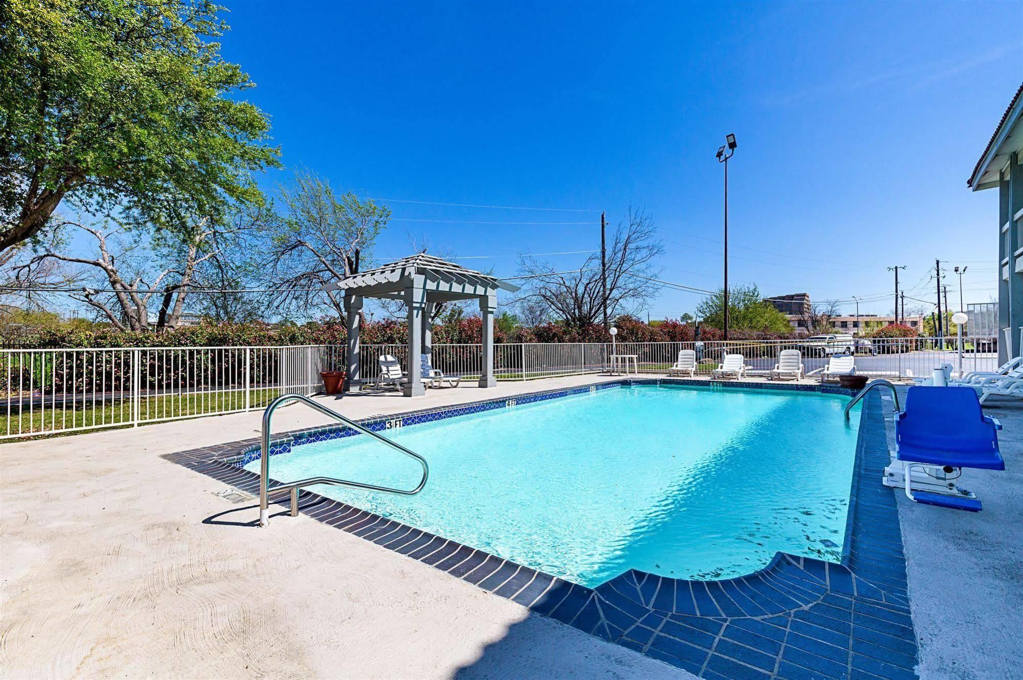 Motel 6-Dallas, Tx - Market Center Eksteriør billede