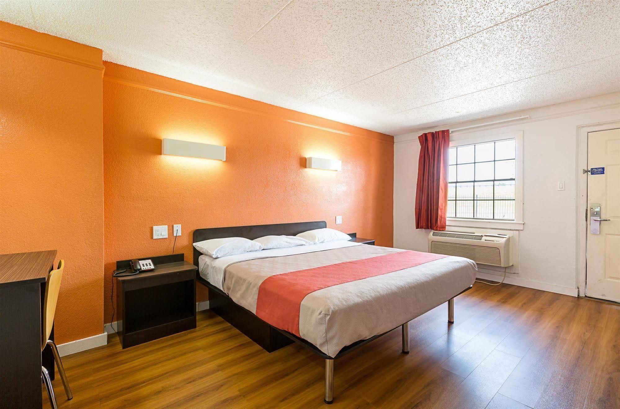 Motel 6-Dallas, Tx - Market Center Eksteriør billede